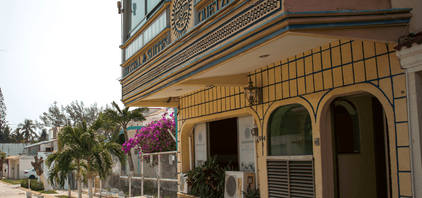 Fachada del Hotel Quetzalcóatl
